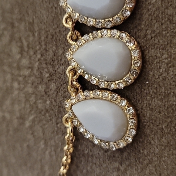 3/$30 Vtg Light Gray Rhinestone Rimmed Teardrops Chain Necklace - Picture 5 of 7